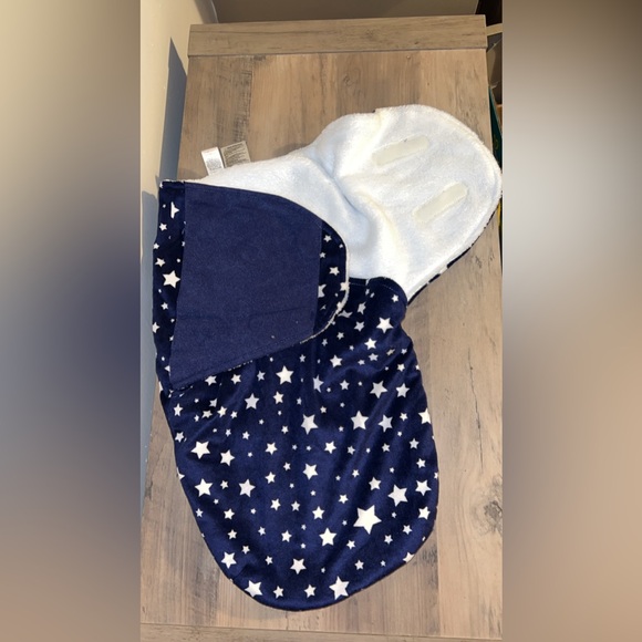 Very soft, fleece with Velcro baby swaddle, very warm, very snuggly. White/blue - Picture 4 of 6